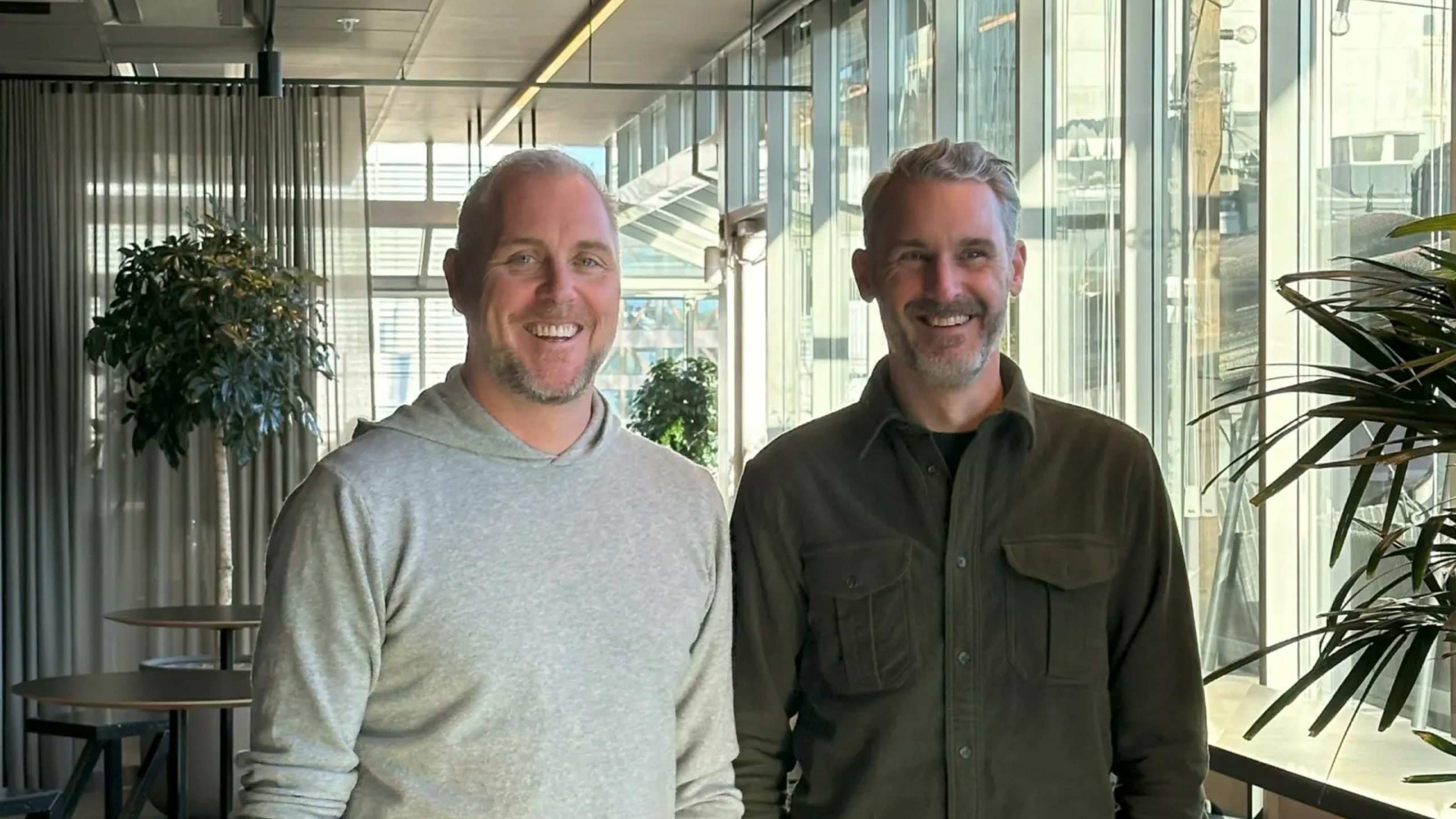 Co-CEO's of Eidra, Mattias Olofsson and Måns Jacobsson Hosk standing by each other smiling
